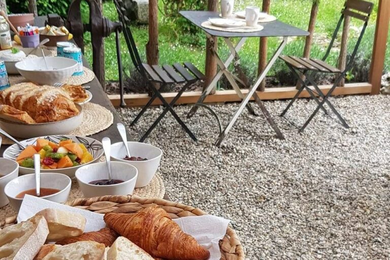 petit-déjeuner mas Notre-Dame Grospierres Ardèche chambres d'hôtes