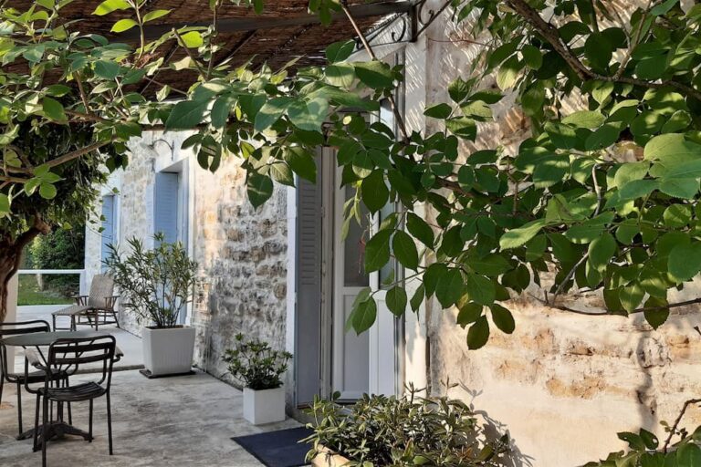 Chambres d'hôtes Grospierres Ardèche Mas Notre-Dame chambre terrasse