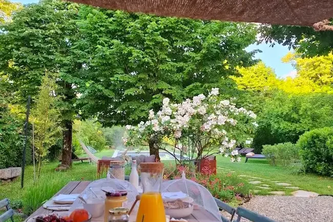 Les petits-déjeuners en terrasse au Mas Notre-Dame